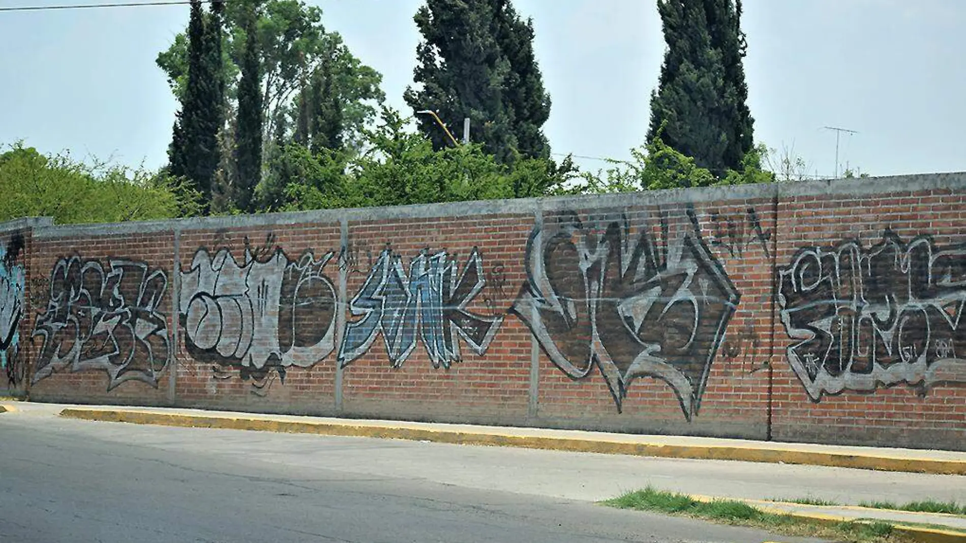 Muro de ladrillo con graffitti